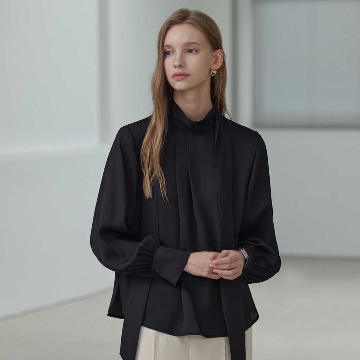 히이크(HYYK) High-neck Tie blouse_Black