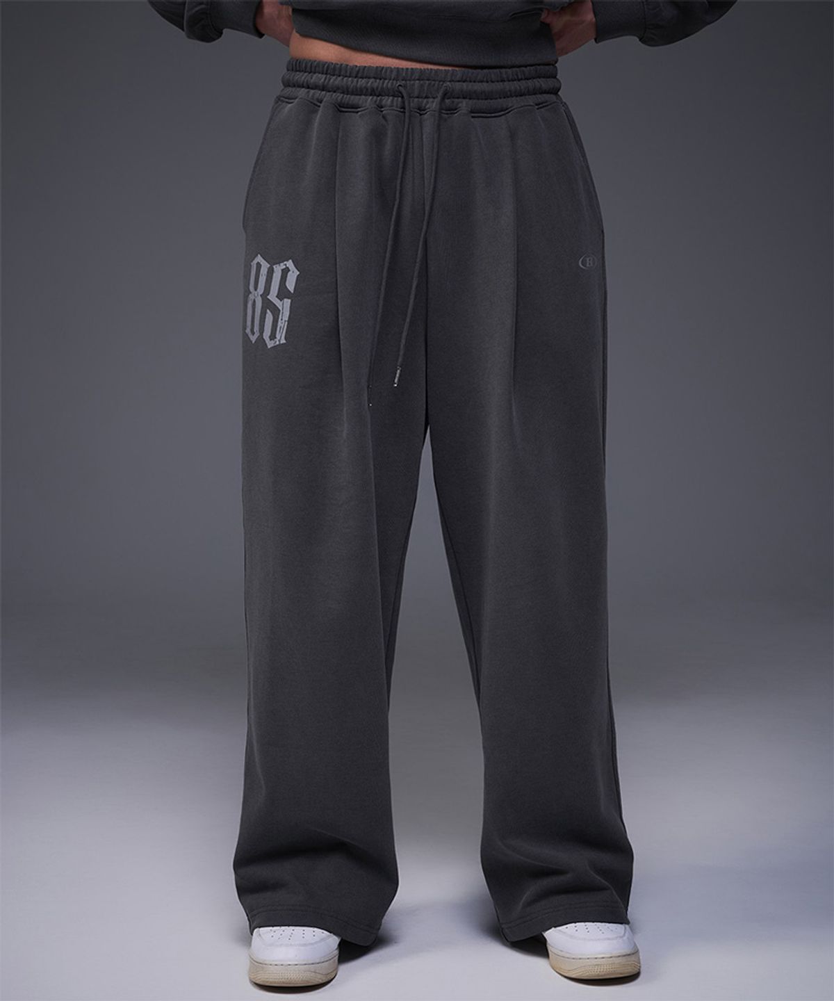 본투윈(BORN TO WIN) 85 PIGMENT ONE TUCK SEMI WIDE FIT PANTS [CHARCOAL]