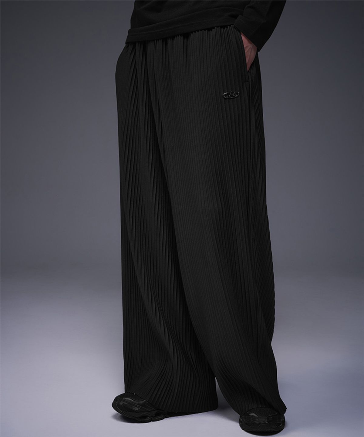 본투윈(BORN TO WIN) B PENDANT PLEATS PANTS [BLACK]