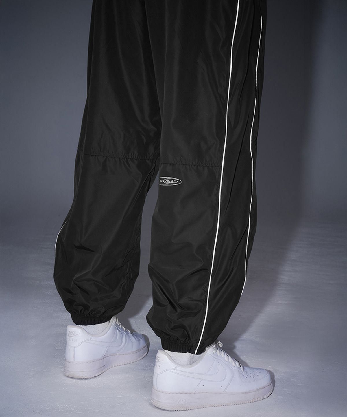 본투윈(BORN TO WIN) WOVEN PIPING TRACK PANTS [BLACK]
