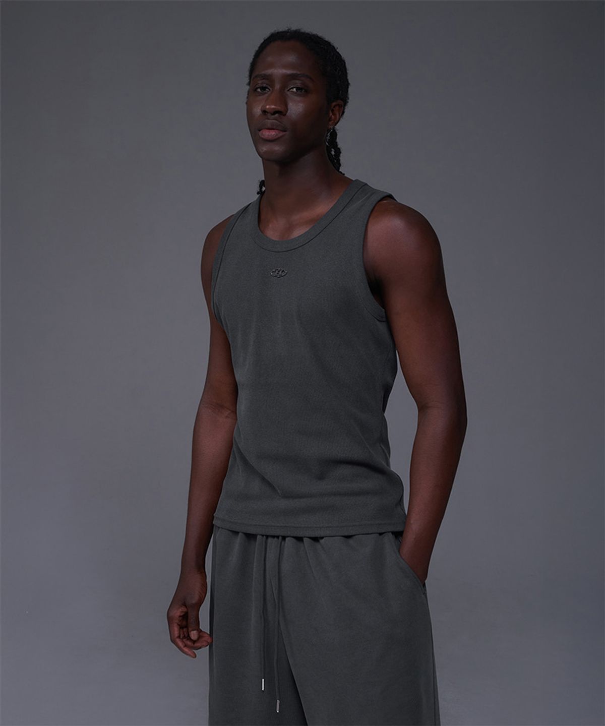 본투윈(BORN TO WIN) B PENDANT PIGMENT RIBBED SLEEVELESS [CHARCOAL]
