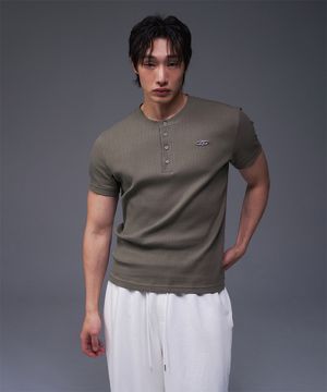 B PENDANT HENRY NECK MUSCLE FIT T-SHIRTS [KHAKI]