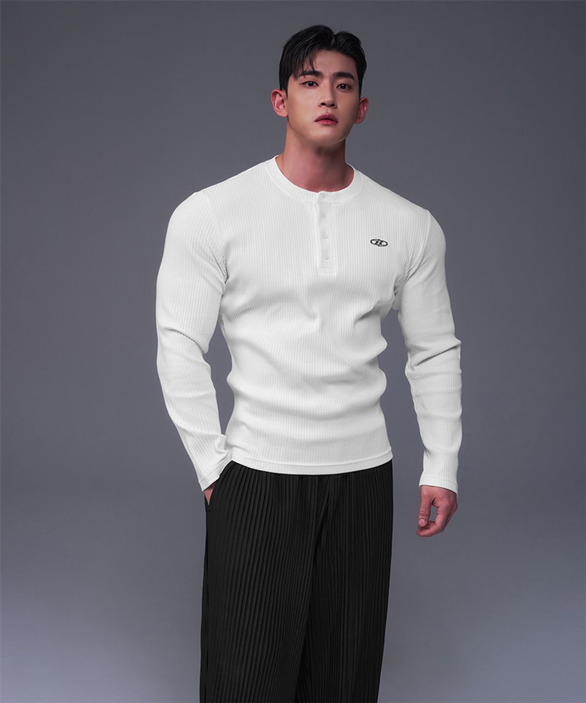 본투윈(BORN TO WIN) B PENDANT HENRY NECK MUSCLE FIT LONG SLEEVE [WHITE]
