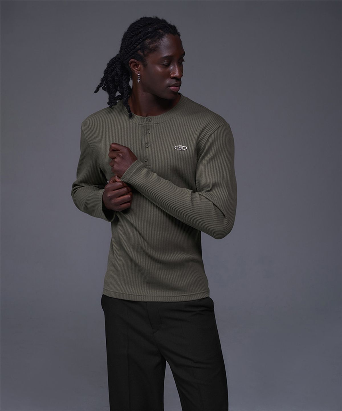 본투윈(BORN TO WIN) B PENDANT HENRY NECK MUSCLE FIT LONG SLEEVE [KHAKI]