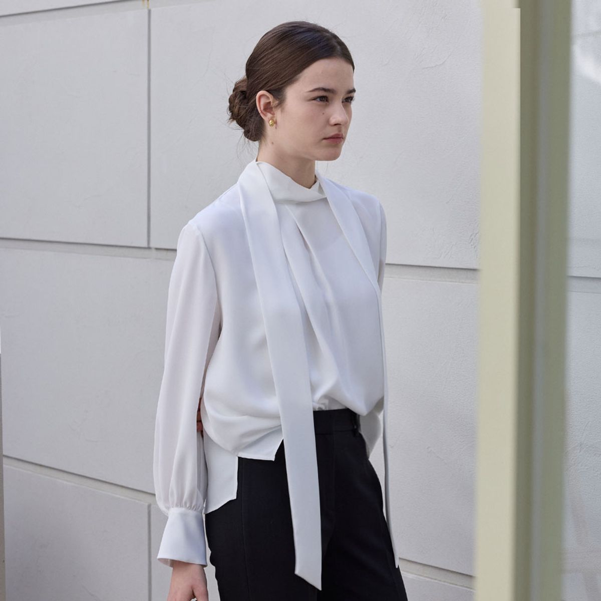 히이크(HYYK) High-neck Tie blouse_Ivory