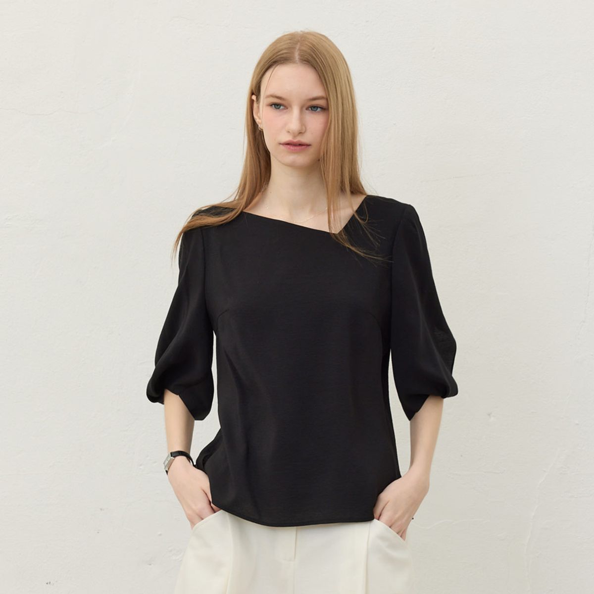 히이크(HYYK) Asymmetric Rayon Blouse_Black