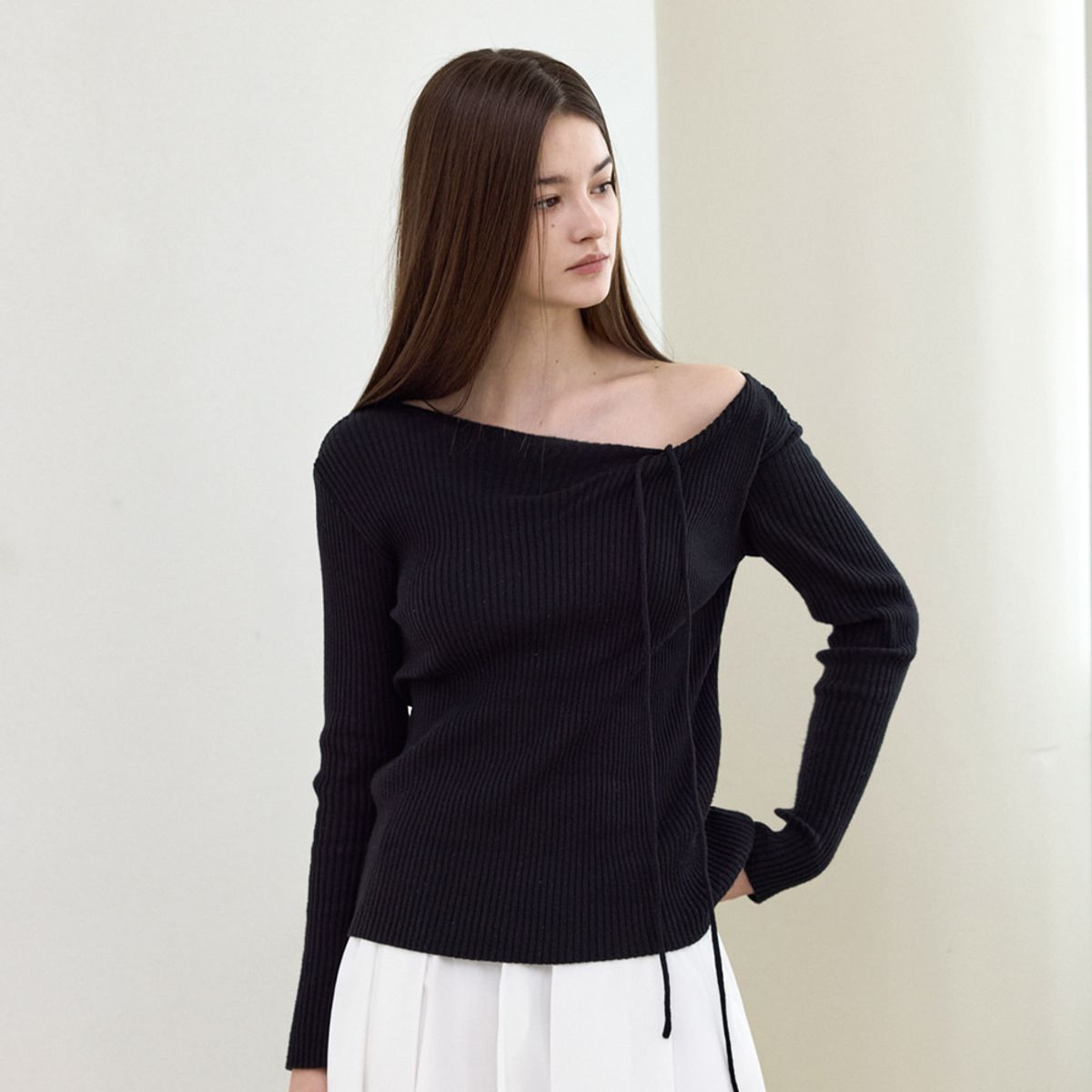 히이크(HYYK) Asymmetric Neck Knit_Black