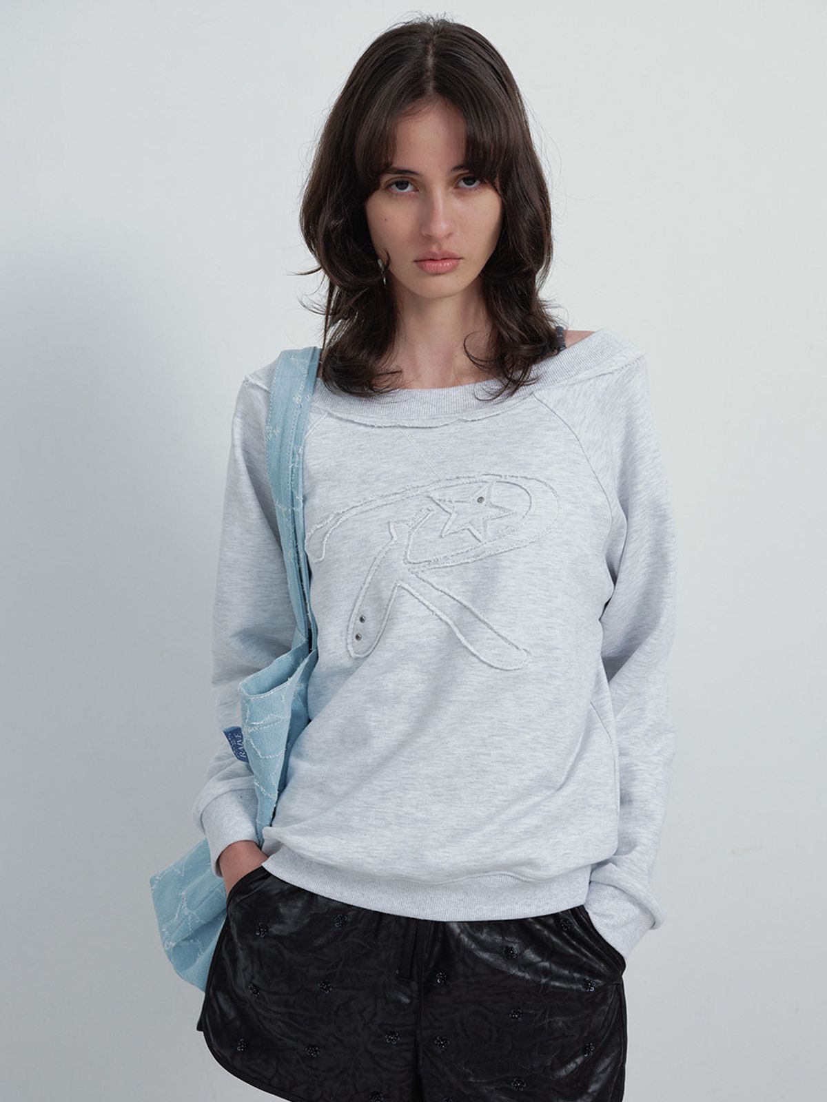 레이브(RAIVE) Off-shoulder Applique Sweatshirt VW6SE145_2color