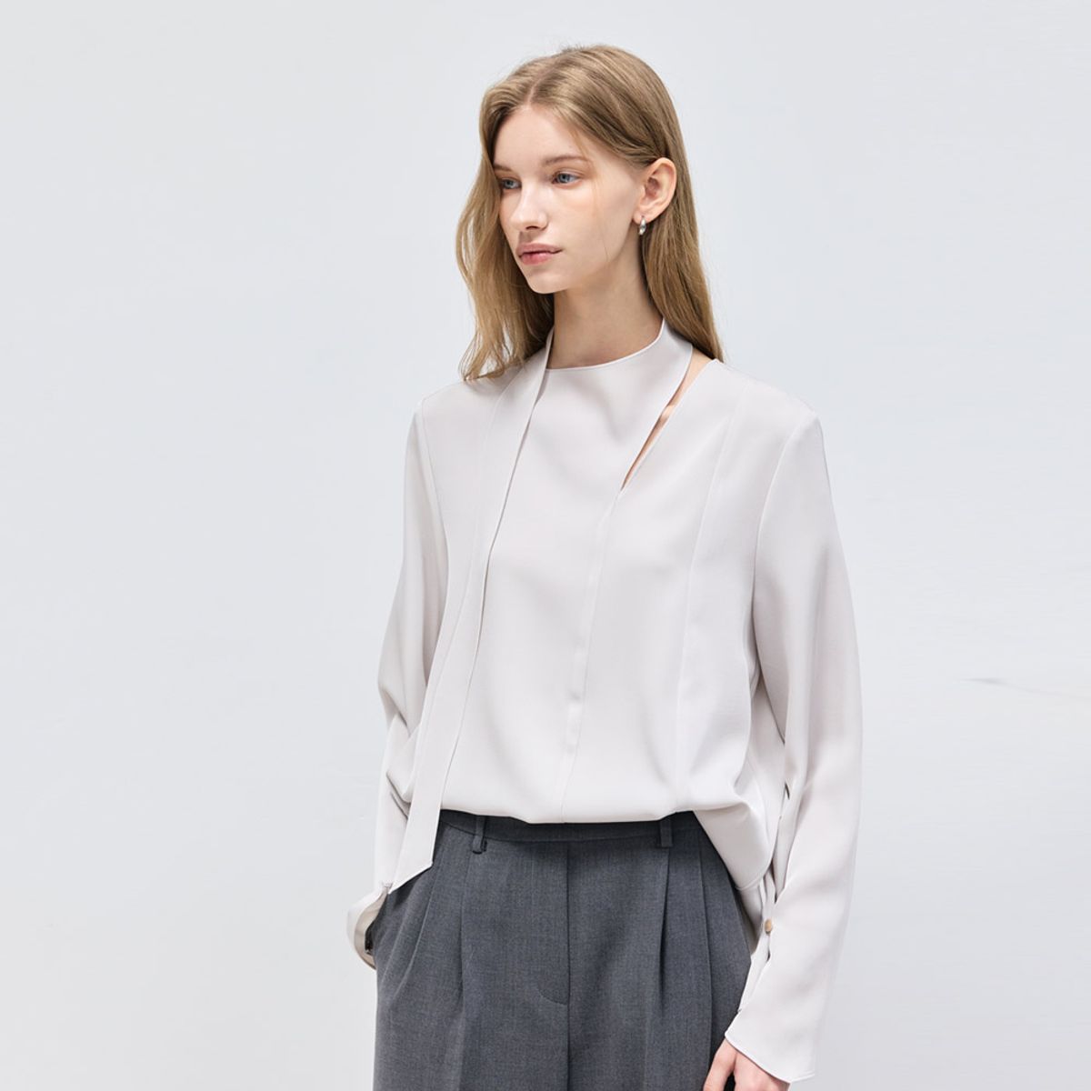 히이크(HYYK) Slit Asymmetric Blouse_Gray Beige