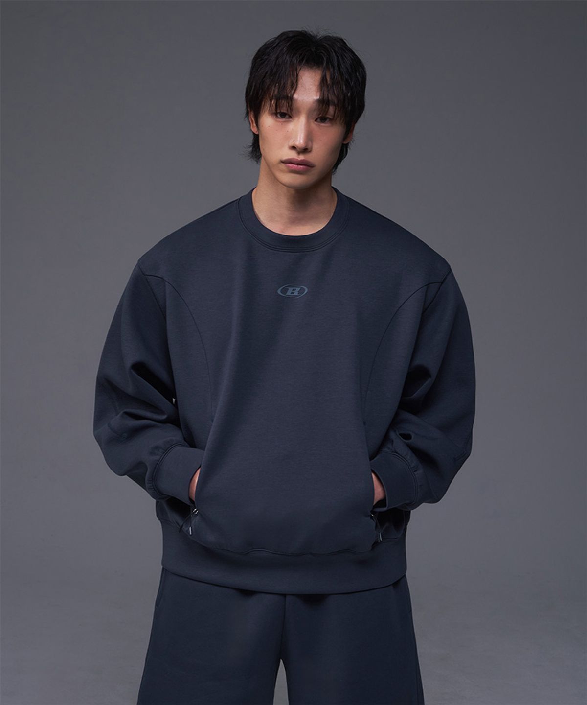 본투윈(BORN TO WIN) SYMBOL B TECH CREWNECK [NAVY]