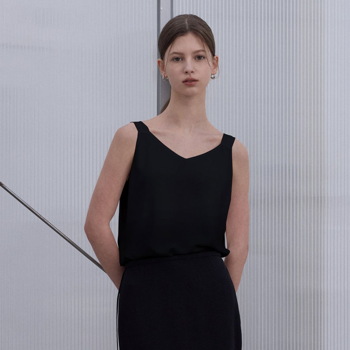 히이크(HYYK) Two-Side Sleeveless Blouse_Black