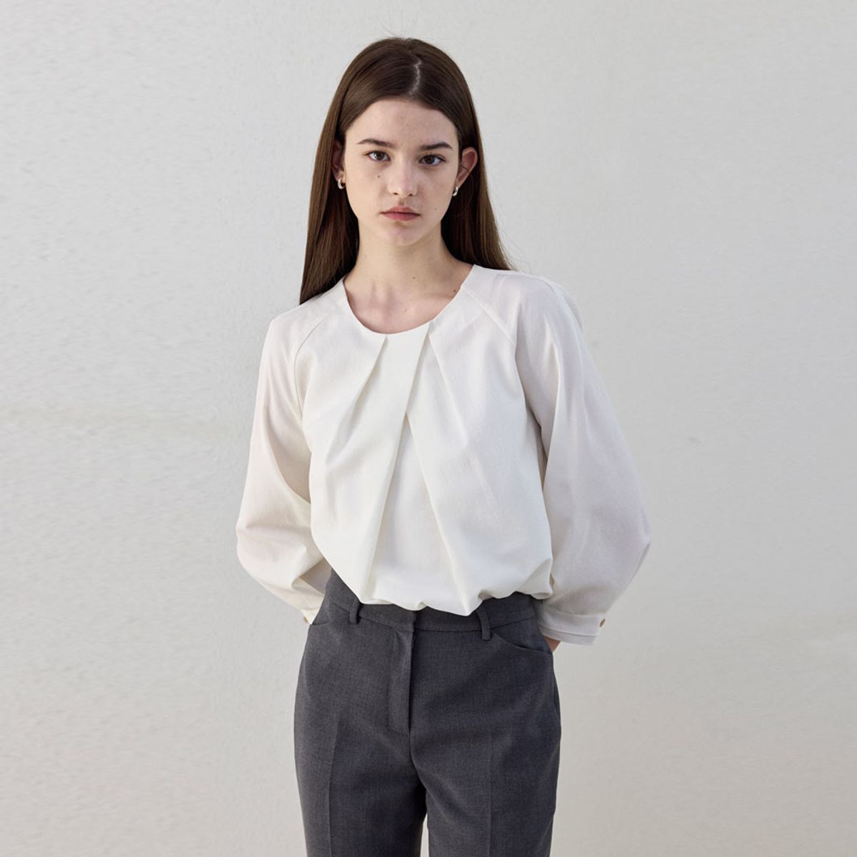 히이크(HYYK) Soft Tuck Round Blouse_Cream