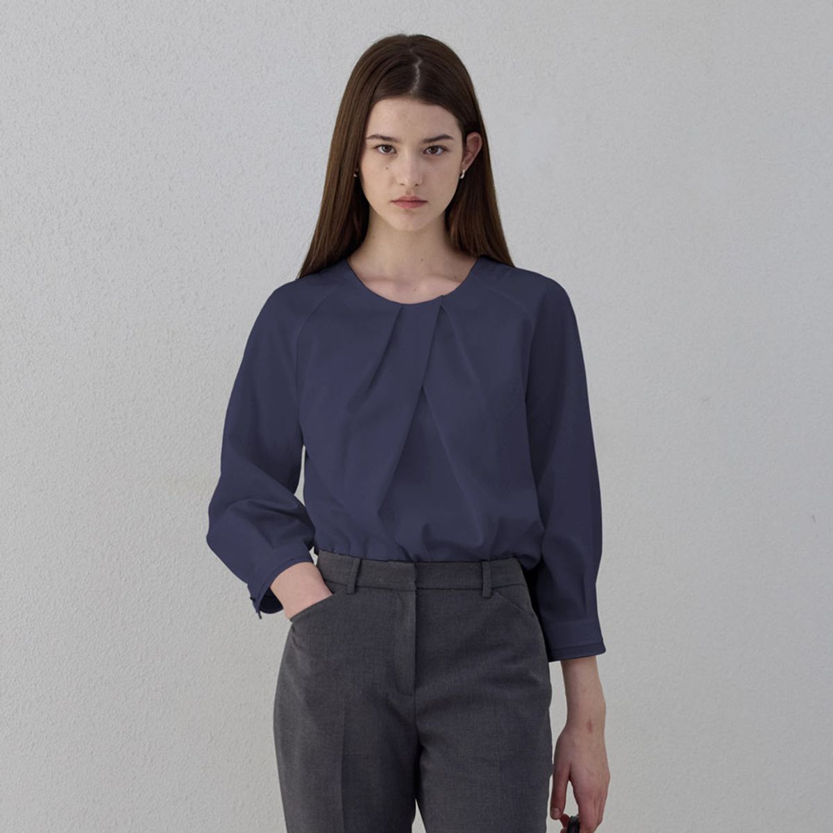 히이크(HYYK) Soft Tuck Round Blouse_Navy