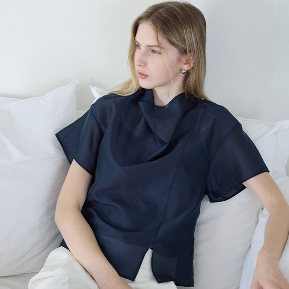 히이크(HYYK) Sheer Drape Tie Blouse_Navy