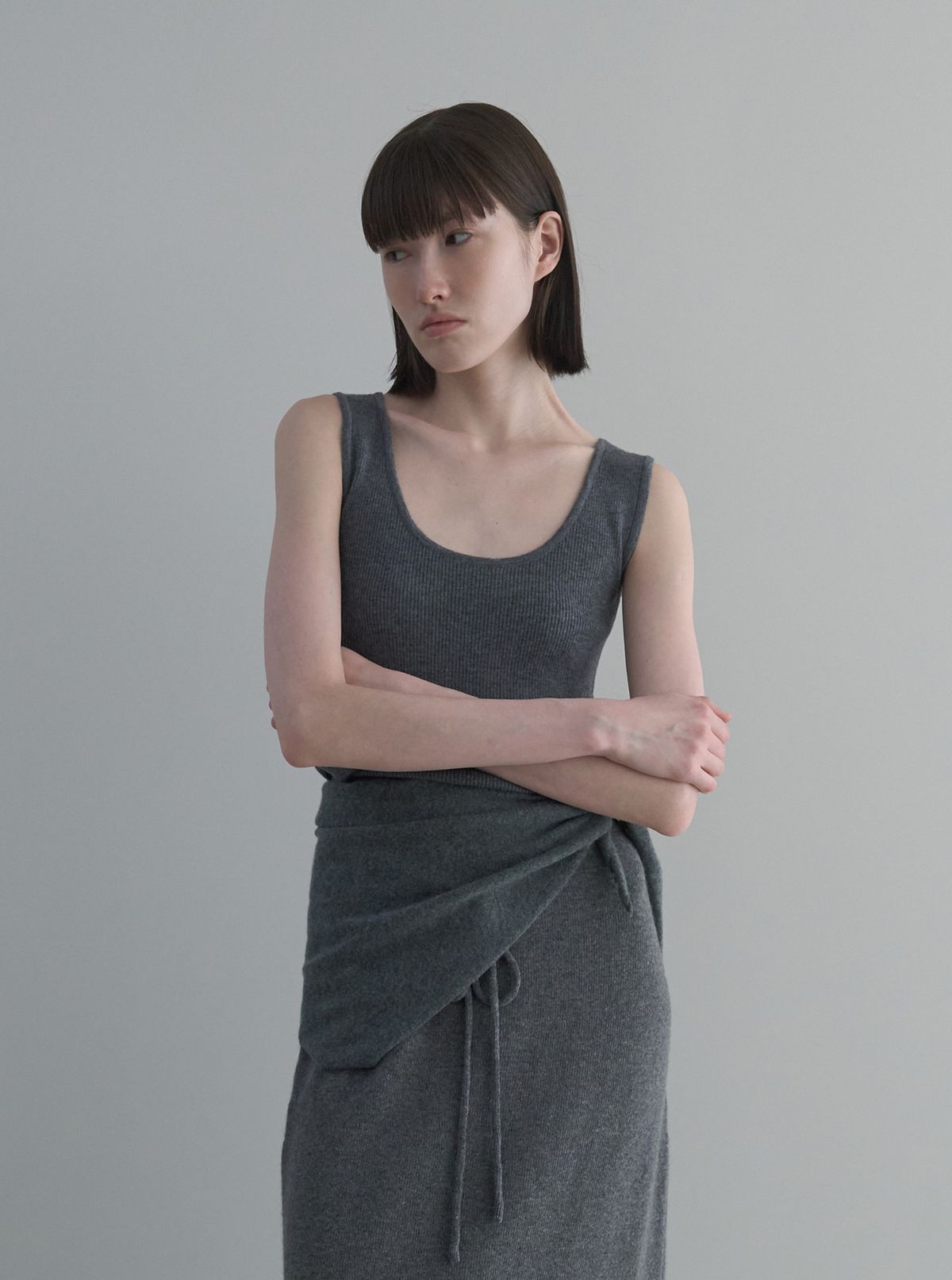 디에토(DEETO) Thin U-Neck Ribbed Sleeveless [GREY]