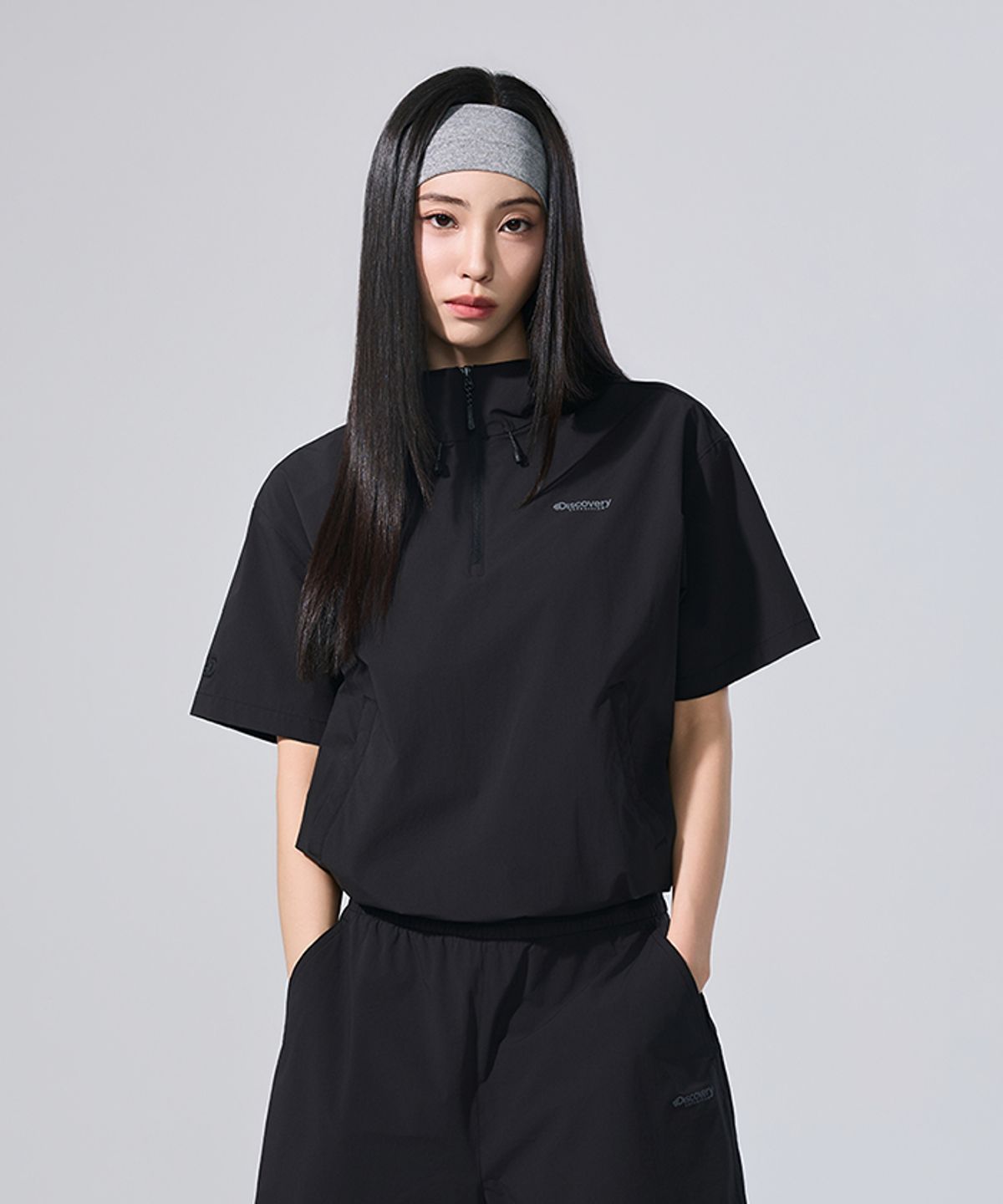 디스커버리 익스페디션(DISCOVERY EXPEDITION) 여성 프레시벤트 경량 우븐 트레이닝 반팔 후드 아노락 (BLACK)