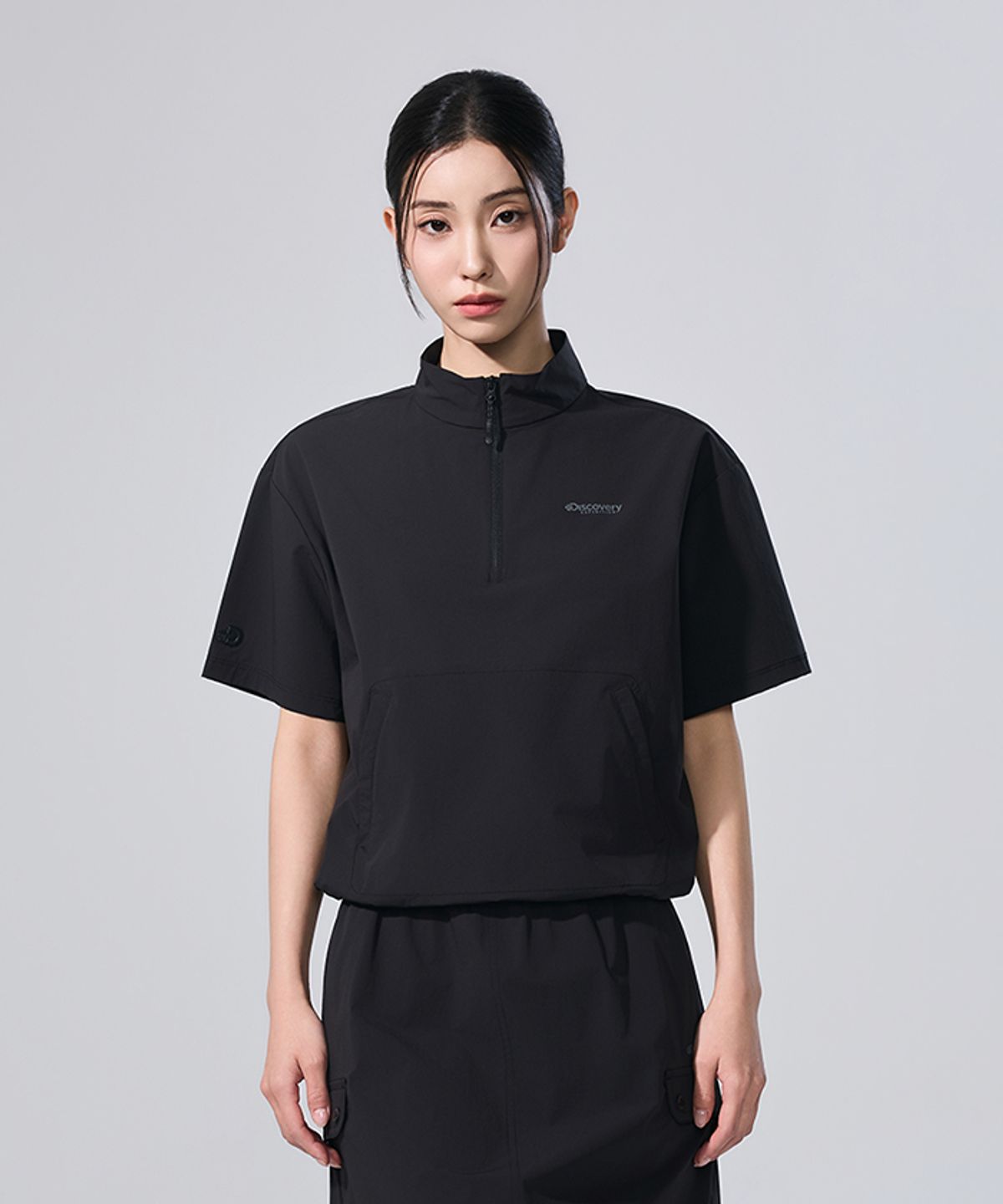 디스커버리 익스페디션(DISCOVERY EXPEDITION) 여성 프레시벤트 경량 우븐 트레이닝 반팔 하이넥 아노락 (BLACK)
