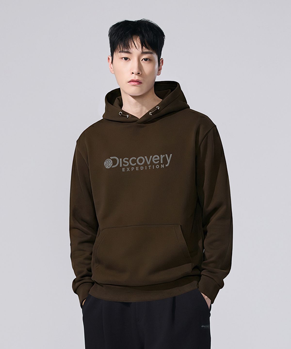 디스커버리 익스페디션(DISCOVERY EXPEDITION) 로건 빅로고 후드티셔츠 (Brown)