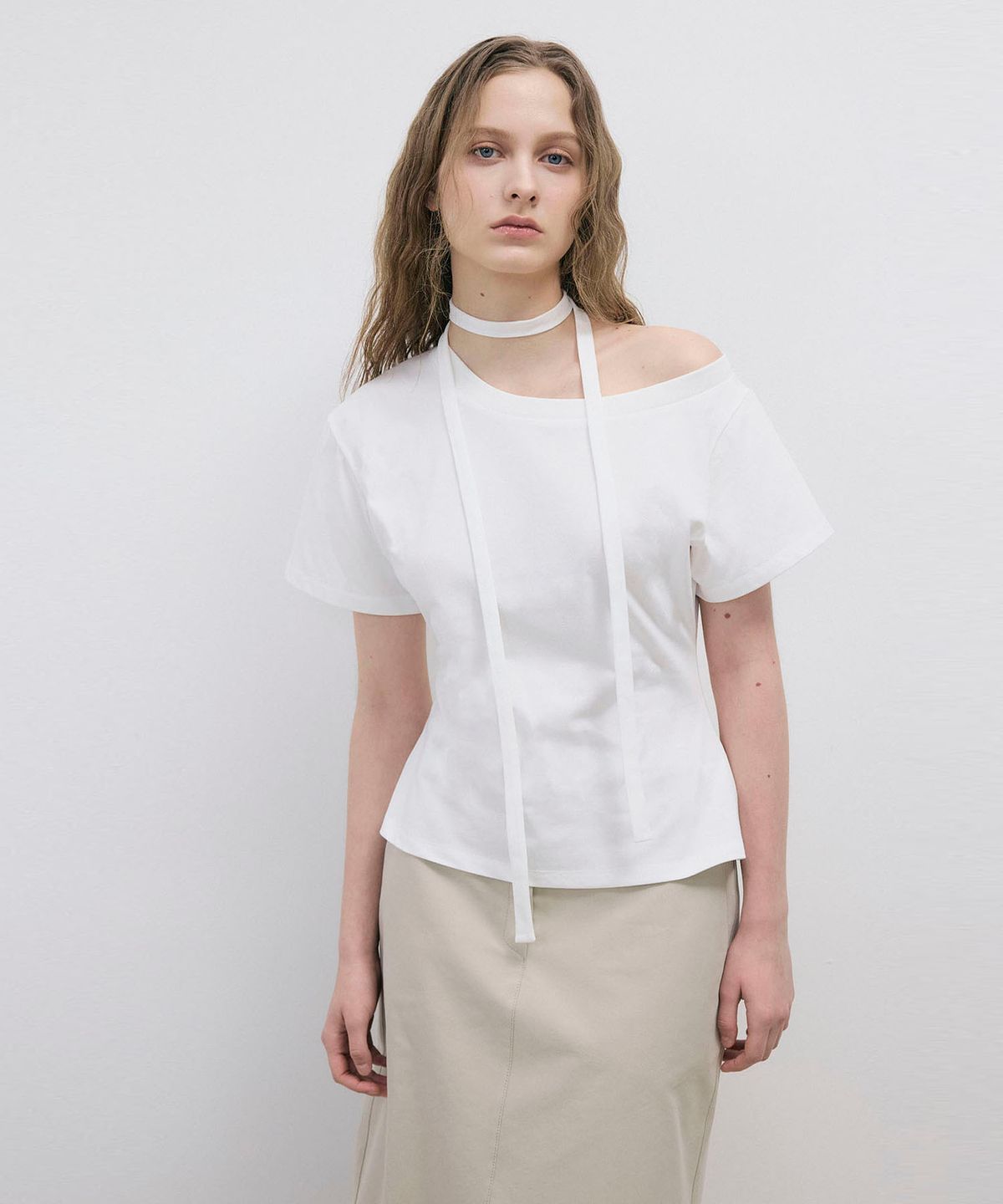 씨커슨(CKUSUN) TIE STRAP ONE-SHOULDER T-SHIRT - WHITE