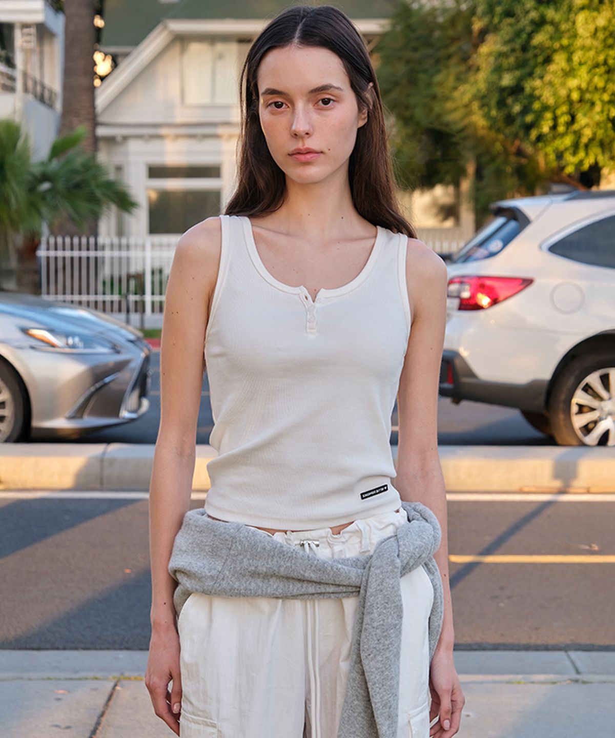 썸웨어버터(SOMEWHEREBUTTER) Wappen Button Sleeveless - Ivory
