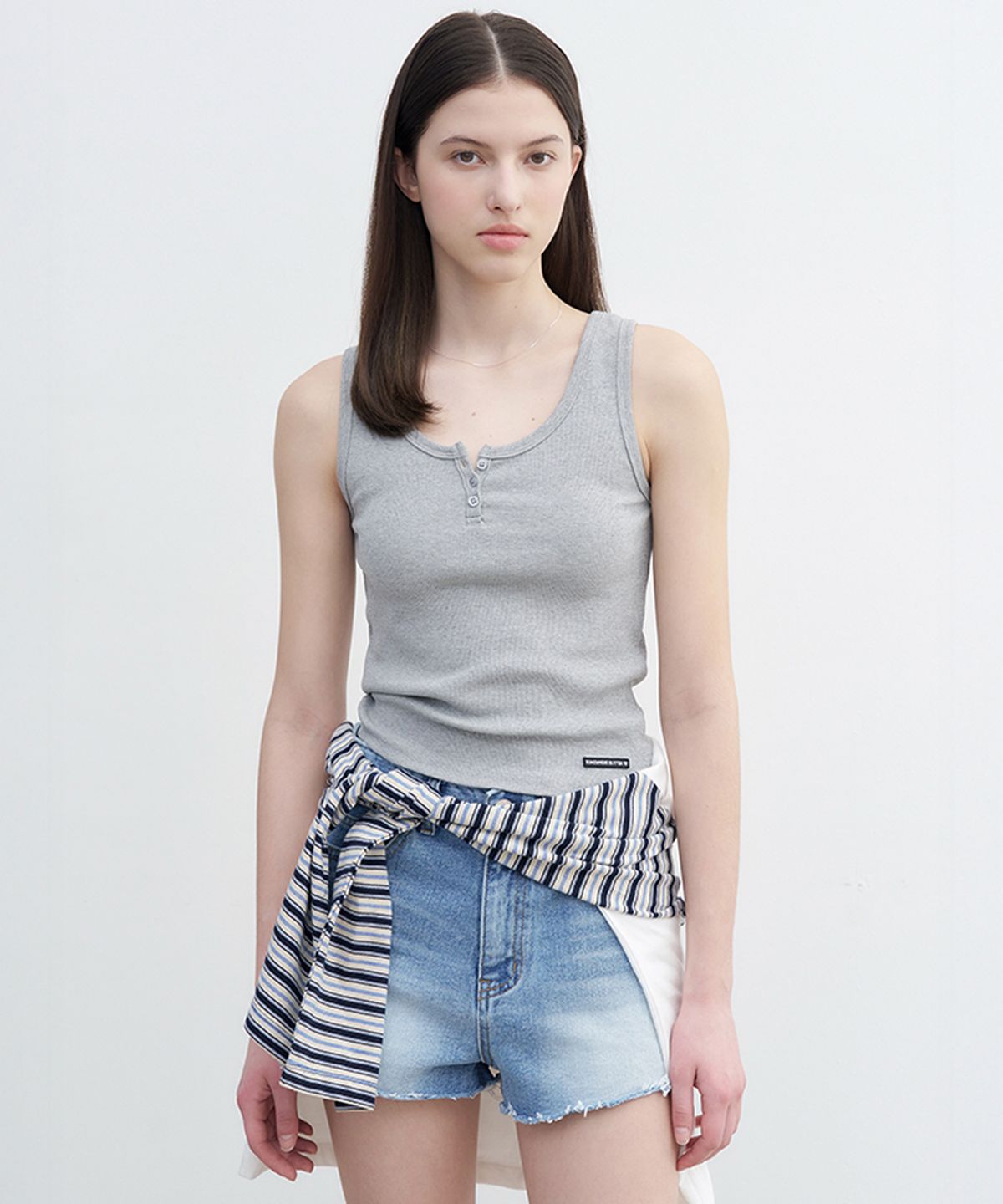 썸웨어버터(SOMEWHEREBUTTER) Wappen Button Sleeveless - Grey