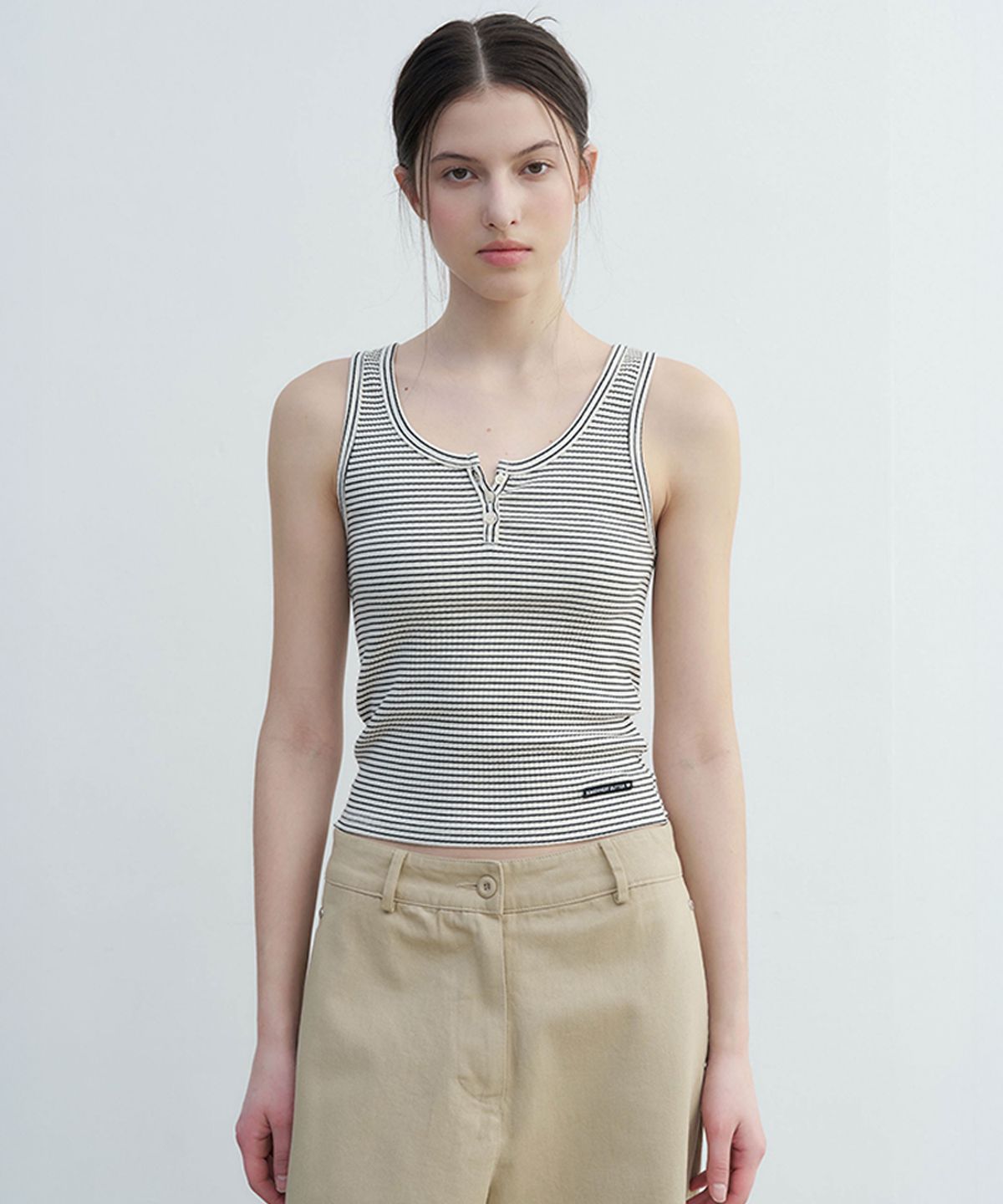 썸웨어버터(SOMEWHEREBUTTER) Stripe Wappen Button Sleeveless - Ivory