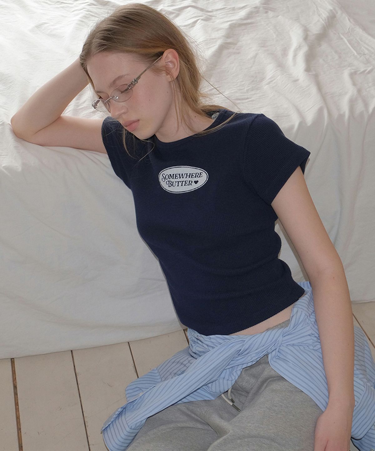 썸웨어버터(SOMEWHEREBUTTER) Waffle Oval Logo Top - Navy