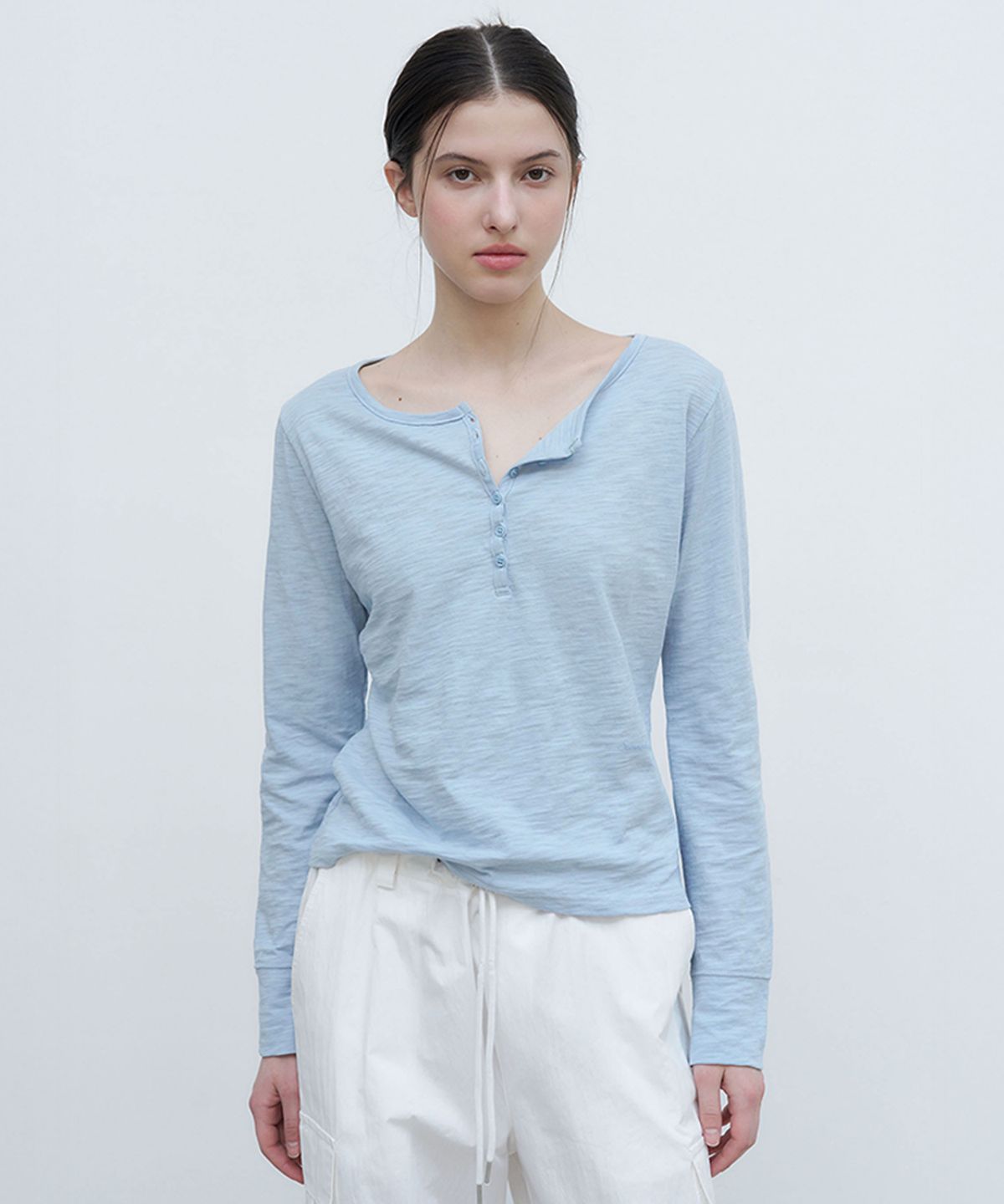 썸웨어버터(SOMEWHEREBUTTER) Slub Henley Long Top - Light Blue