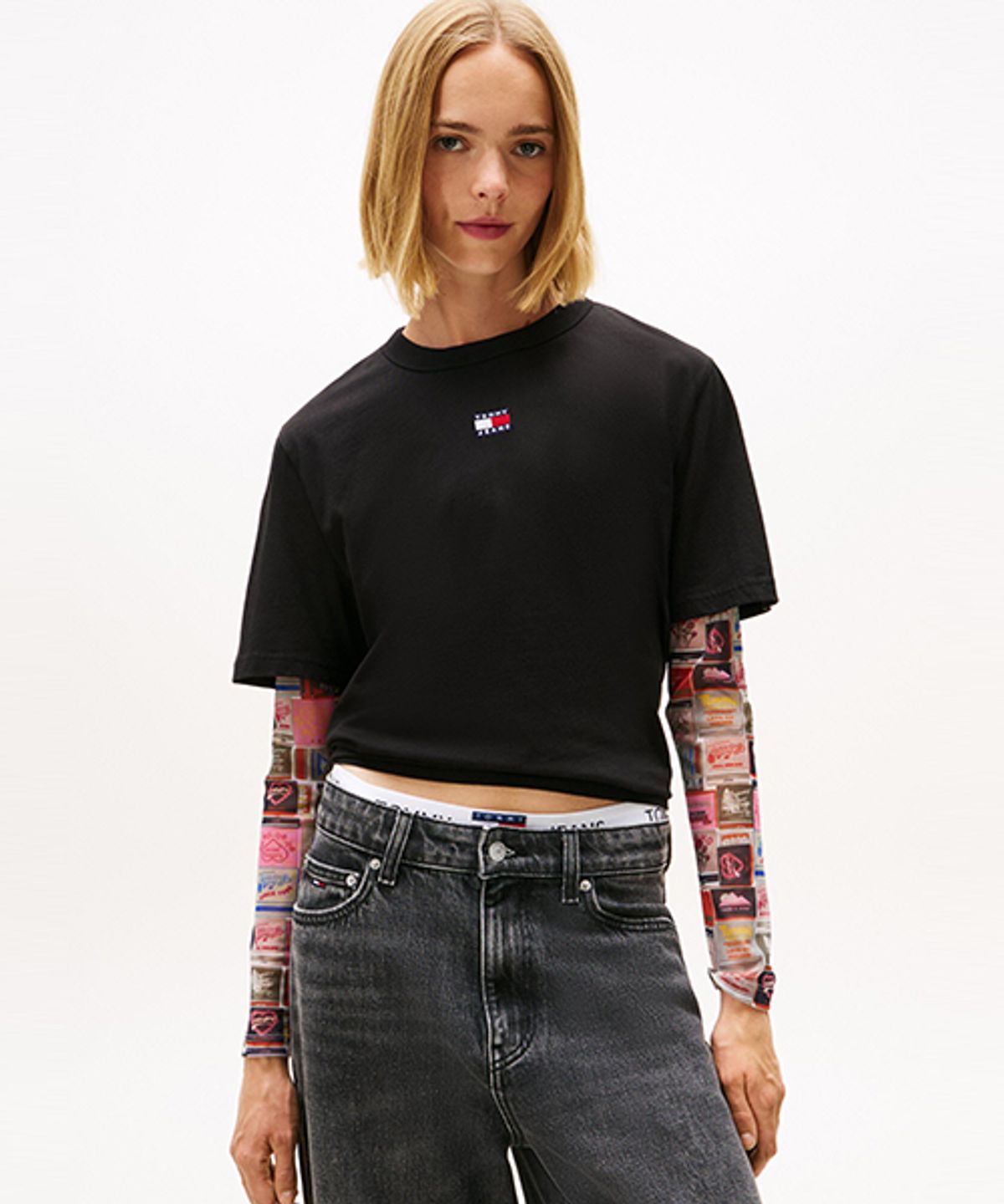 타미진스(TOMMY JEANS) 박시 핏 배지 티셔츠 (T32G1TTO26TWT1BDS)
