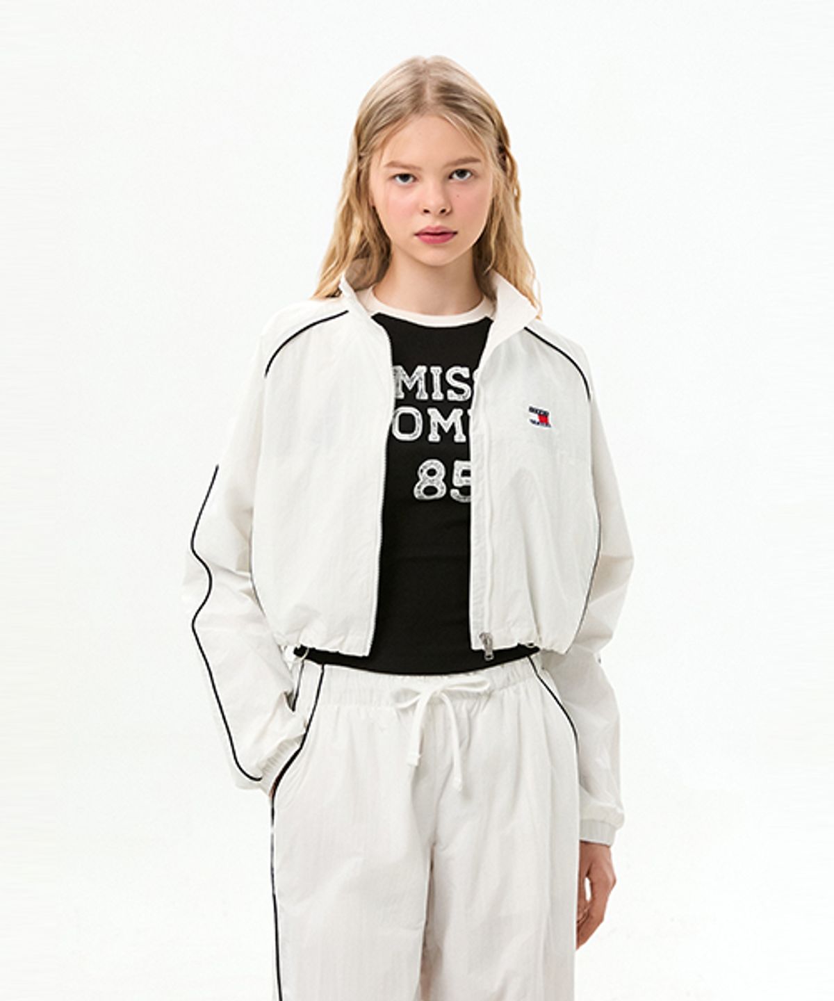 타미진스(TOMMY JEANS) 크롭 우븐 트랙 재킷 (T32G0WJC10TWT2YBL)