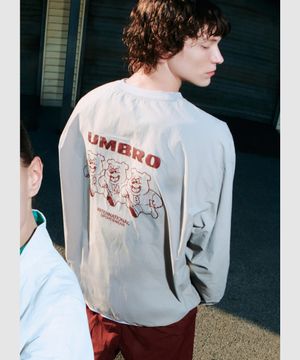 팝러쉬 더비독 그래픽 긴팔 피스테 베이지 UR121CWT35