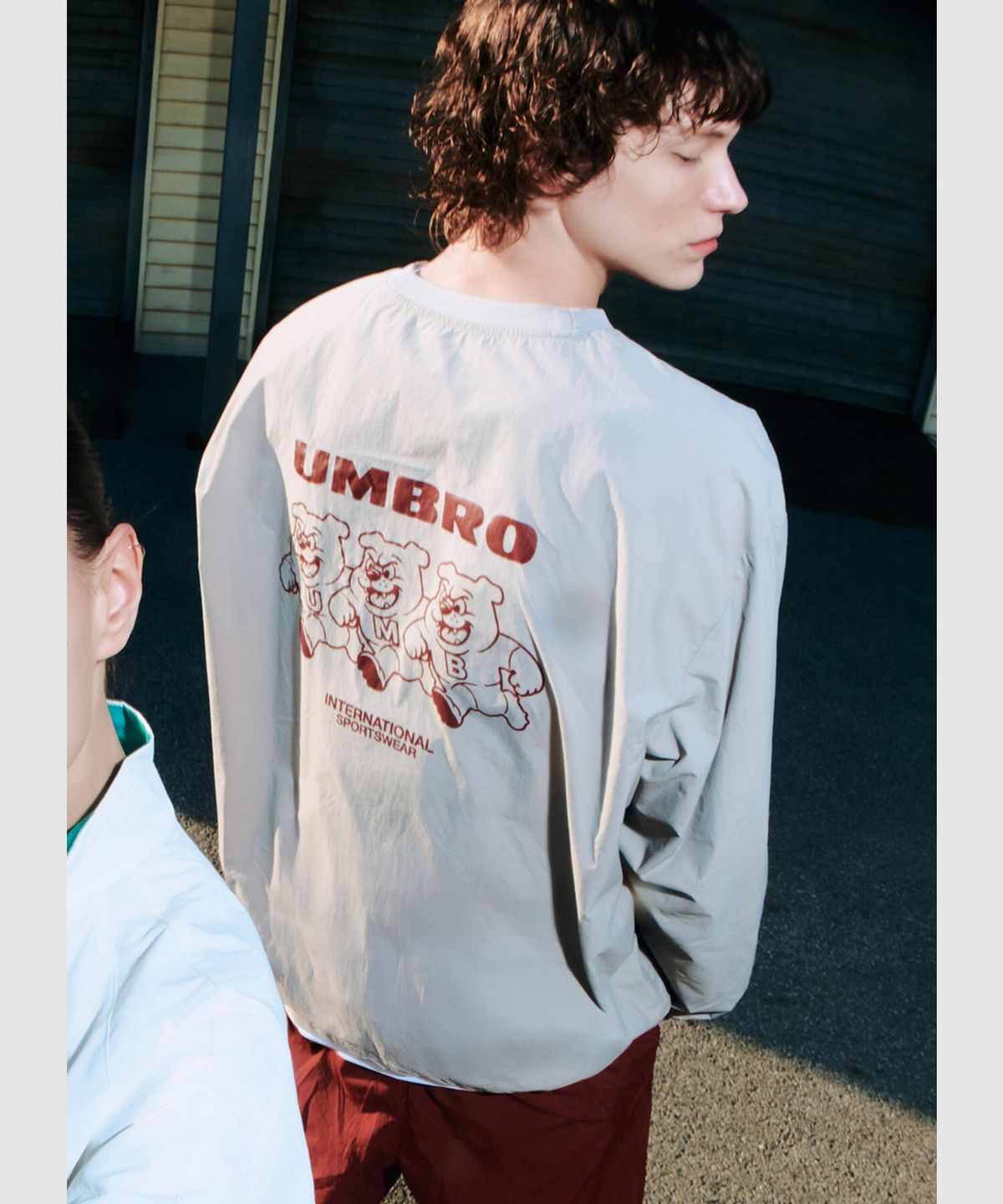 엄브로(UMBRO) 팝러쉬 더비독 그래픽 긴팔 피스테 베이지 UR121CWT35