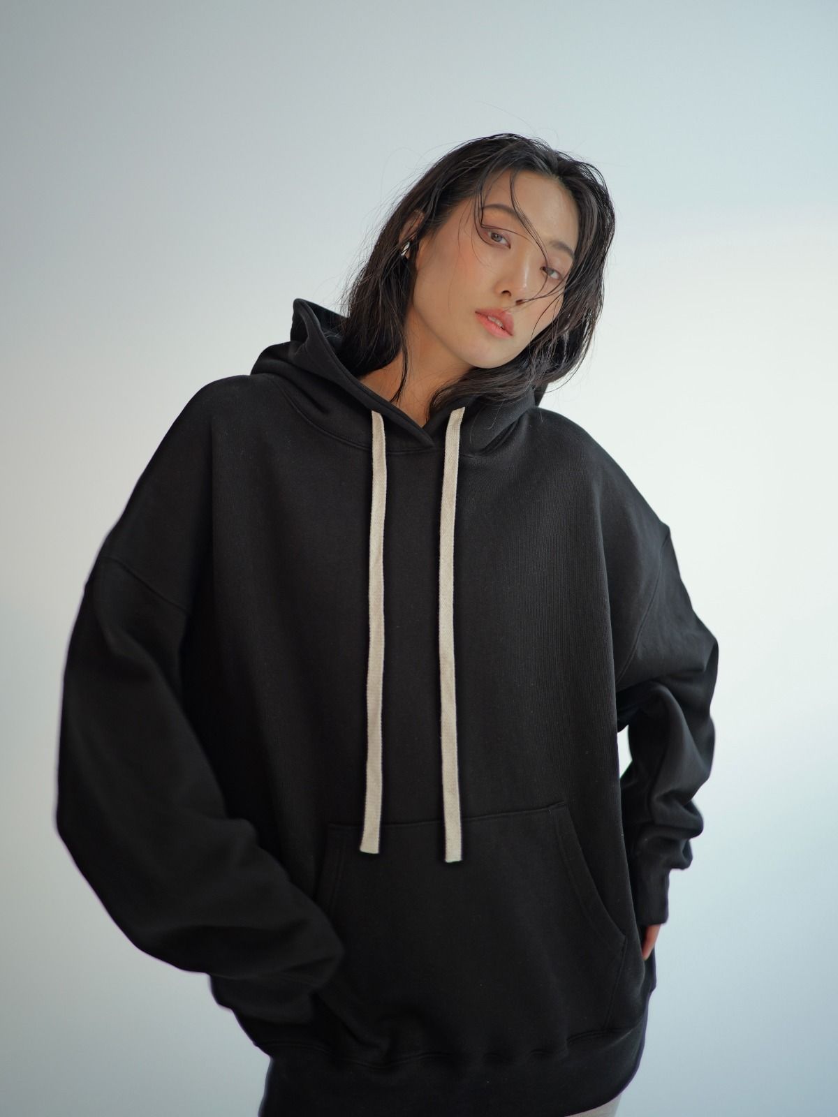 진호쇼우(JINHO SHOU) 오버사이즈 드롭 숄더 후드 티셔츠 블랙