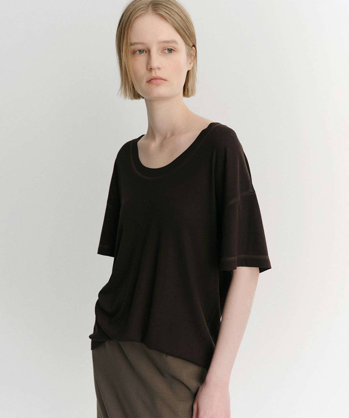 이아(EAAH) SILK RIB U NECK T-SHIRT (DARK BROWN)