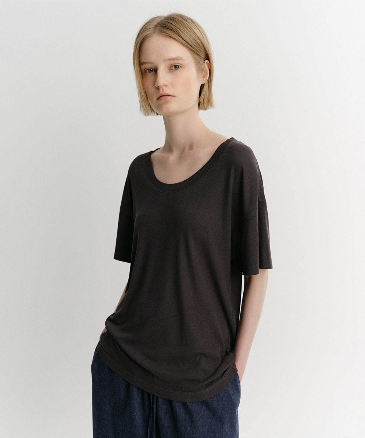 이아(EAAH) SILK RIB U NECK T-SHIRT (CHARCOAL)