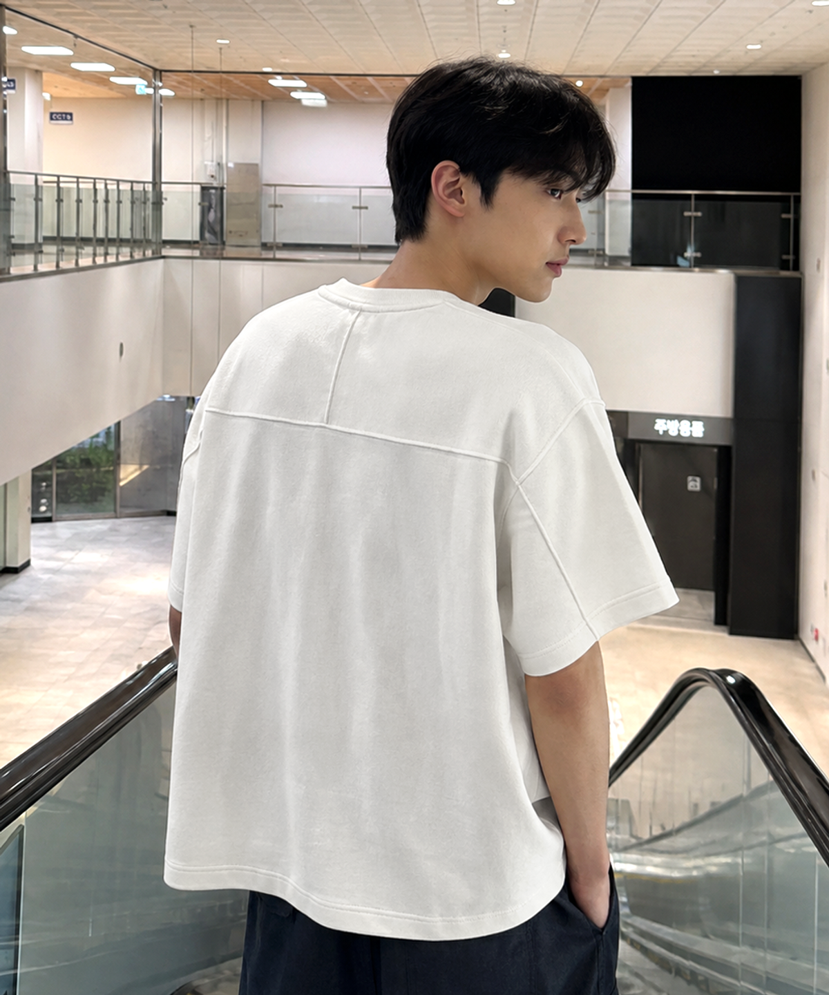 엑스오엑스(XOX) 피그먼트 워싱 뒷절개 반팔 티셔츠[IVORY]