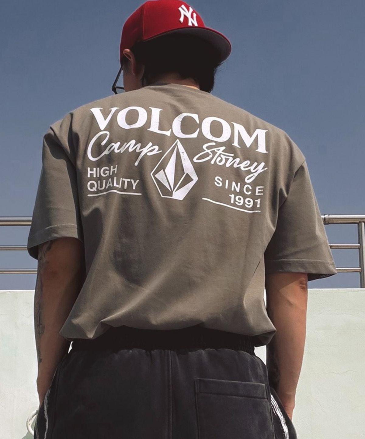 볼컴(VOLCOM) 캠프 스토니 오버핏 반팔티(라이트 카키)