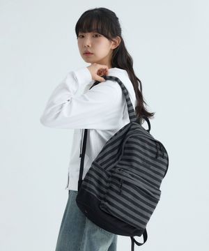 스퀘어 로고 스트라이프 백팩-다크 그레이
