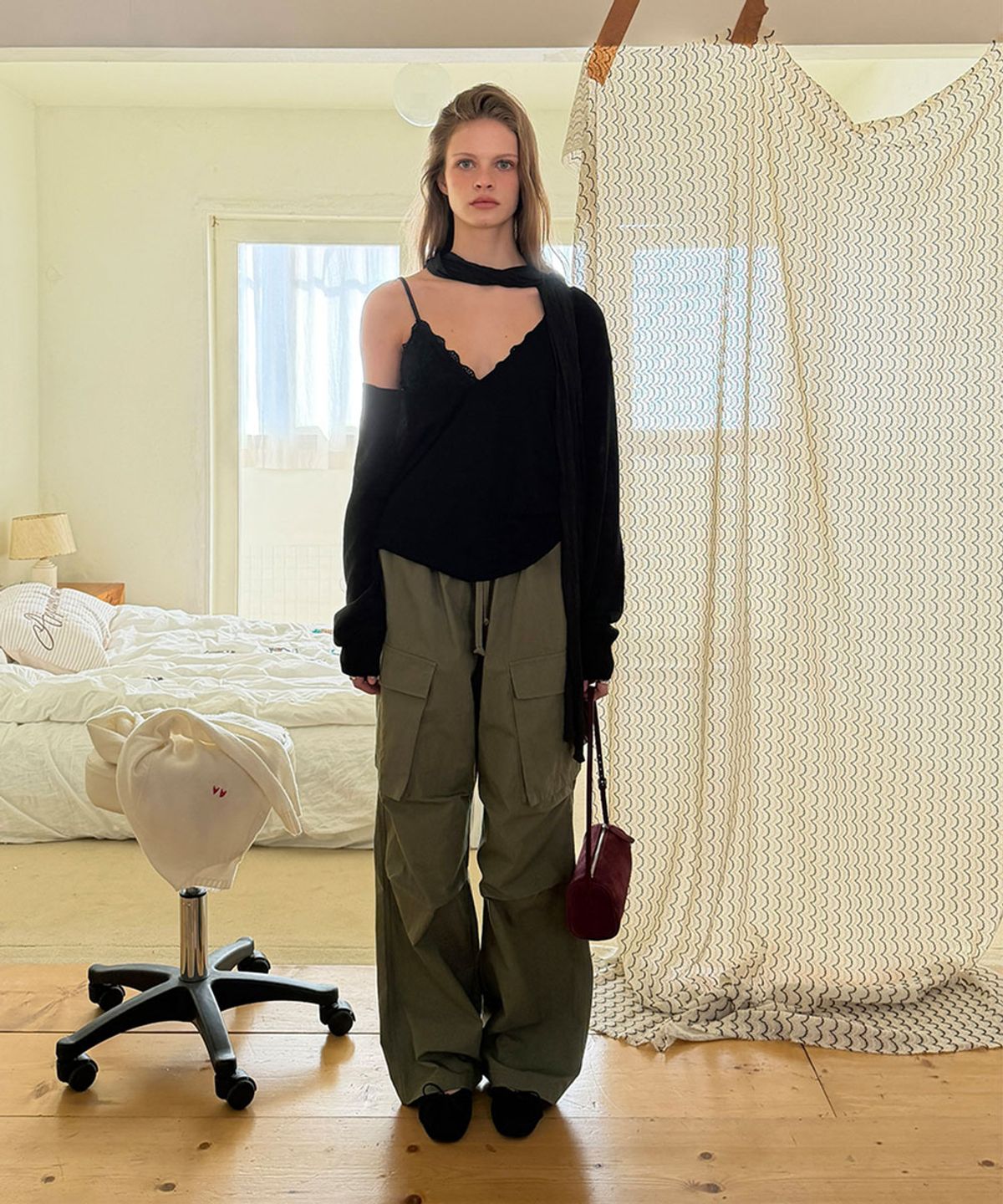 어패럴아카이브(APPAREL ARCHIVE) Peed deep v-neck knit - Black