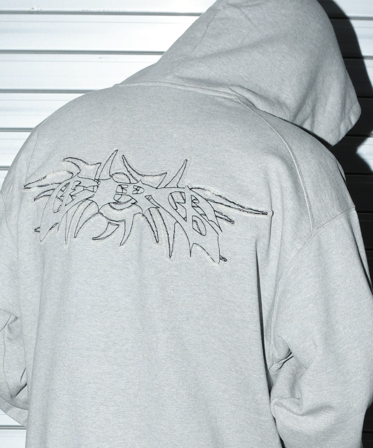 크리건(CRIGUN) TRIBAL APPLIQUE ZIP-UP HOODIE GREY