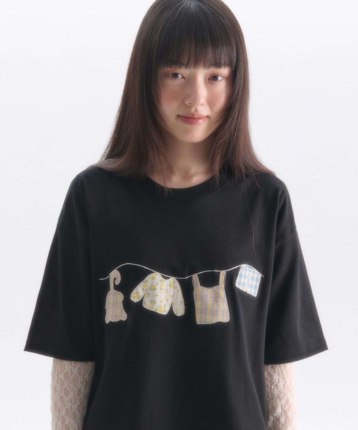 엠블러(AMBLER) A Clothes Line 아플리케 자수 반팔 티셔츠 AS1310 (블랙)
