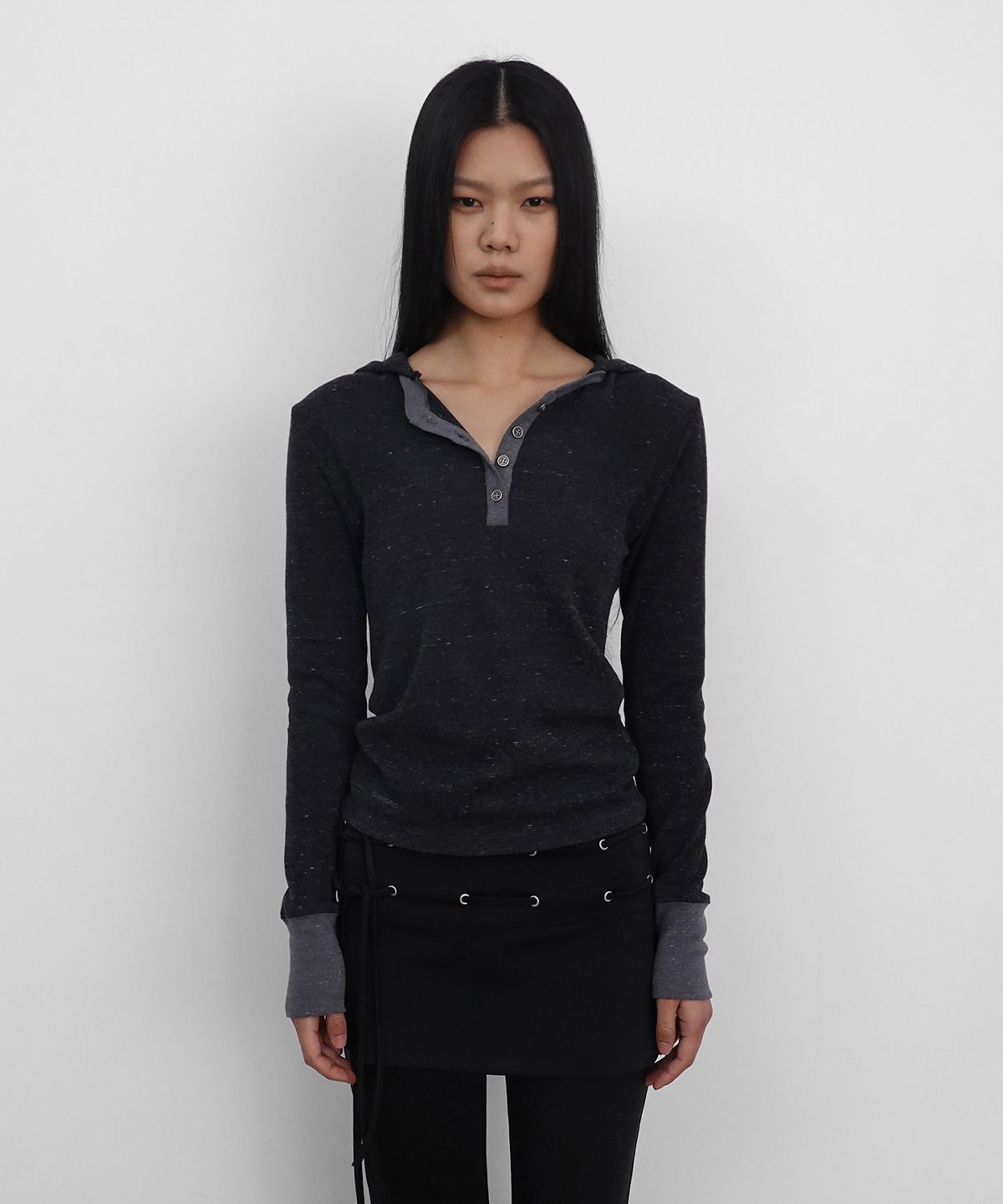 샌드릭(SANDRIC) Henley Neck Waffle Hooded Long Sleeve_Charcoal