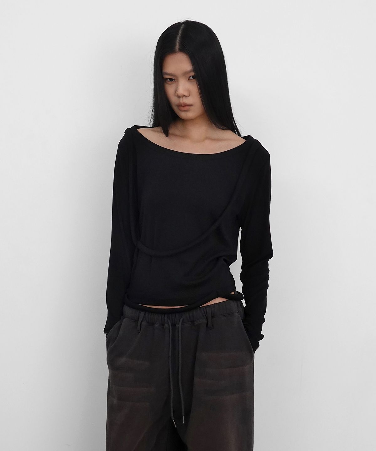 샌드릭(SANDRIC) Strap Wide Neck T_Black