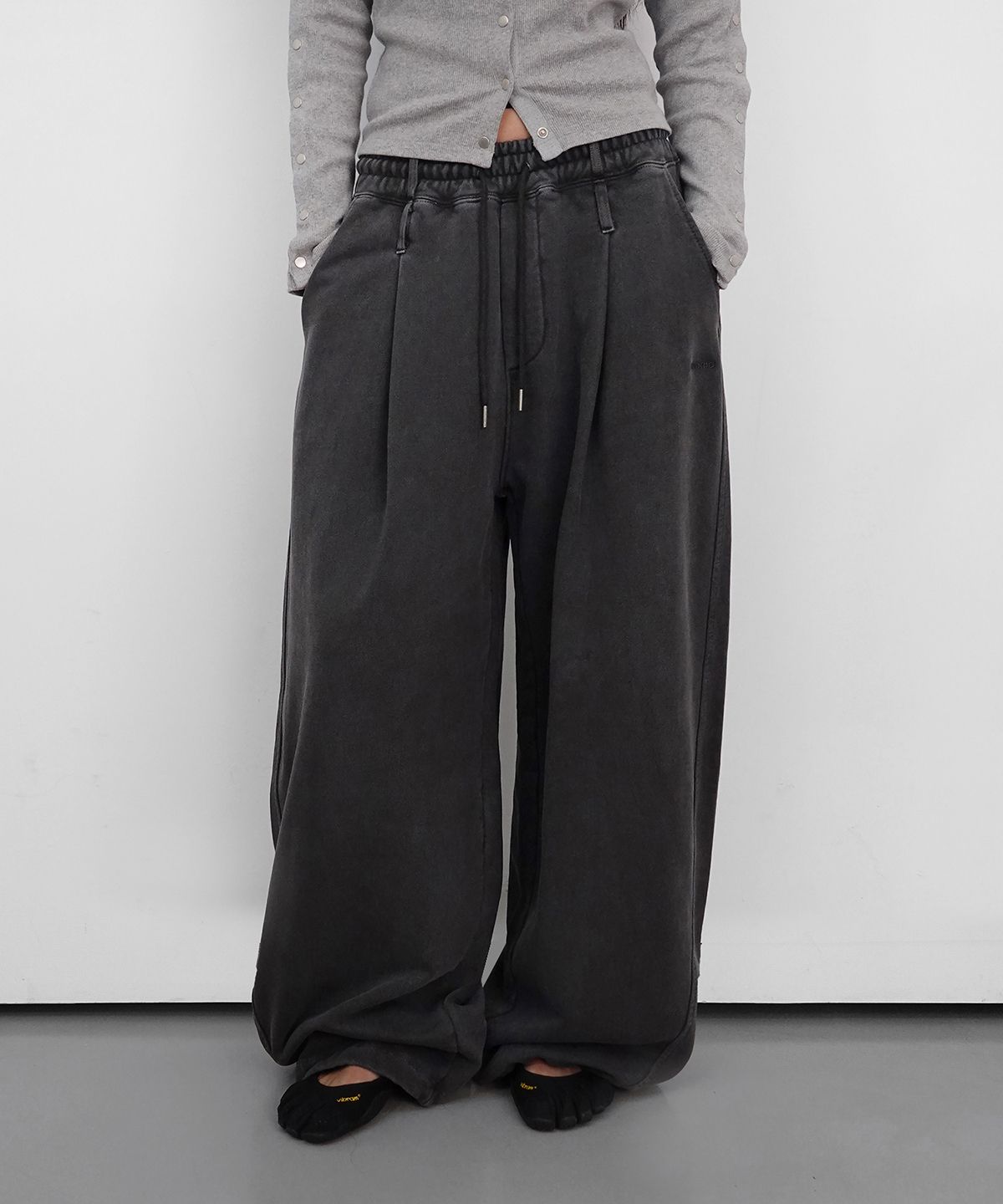 샌드릭(SANDRIC) PIGMENT OVERFIT SWEAT PANTS_CHARCOAL