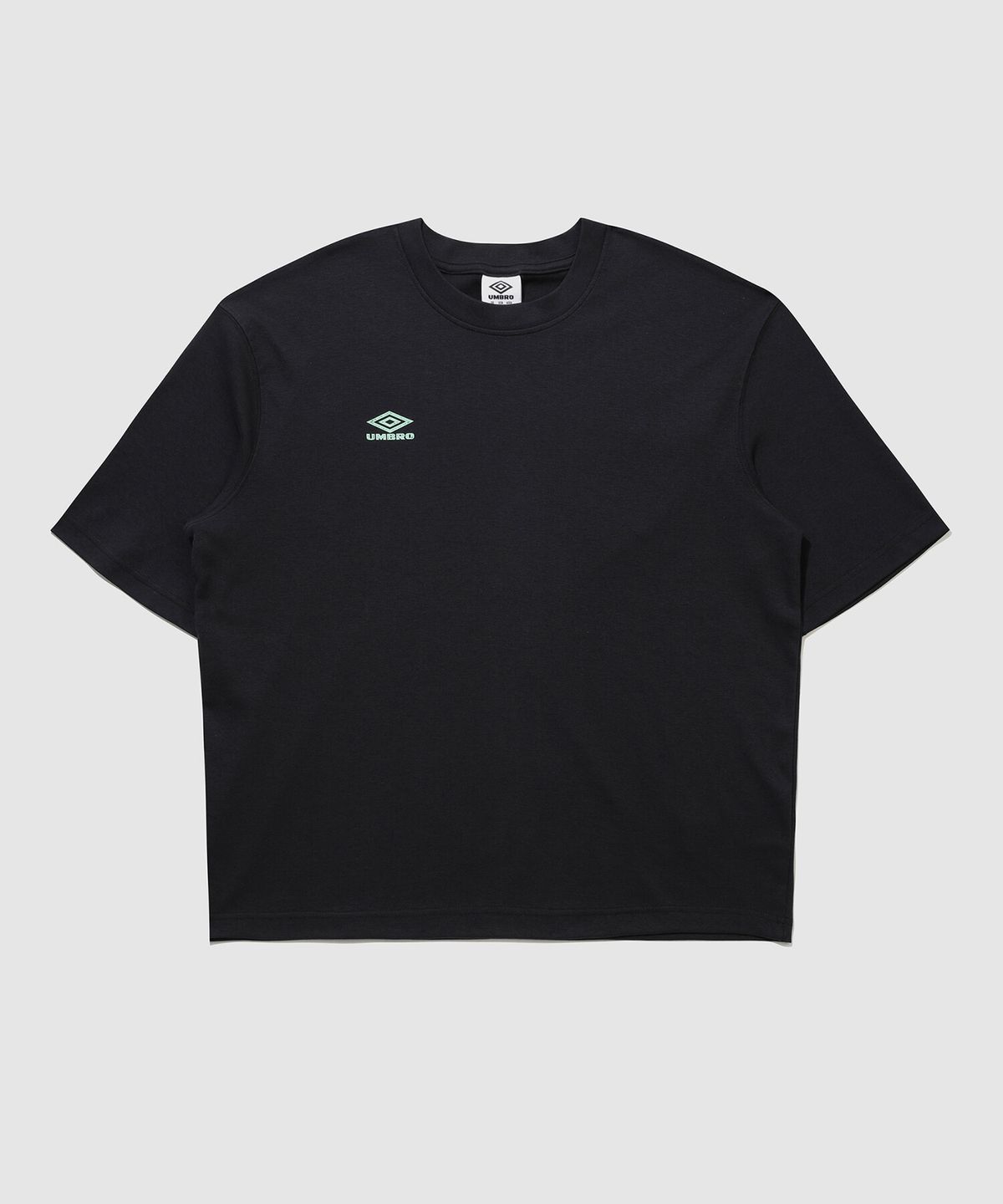 엄브로(UMBRO) NQ 스탬프 그래픽 반팔티 블랙 UR111CRS31