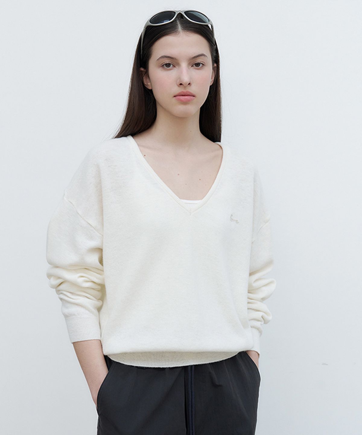 썸웨어버터(SOMEWHEREBUTTER) Rosh Deep V-Neck Knit - Ivory