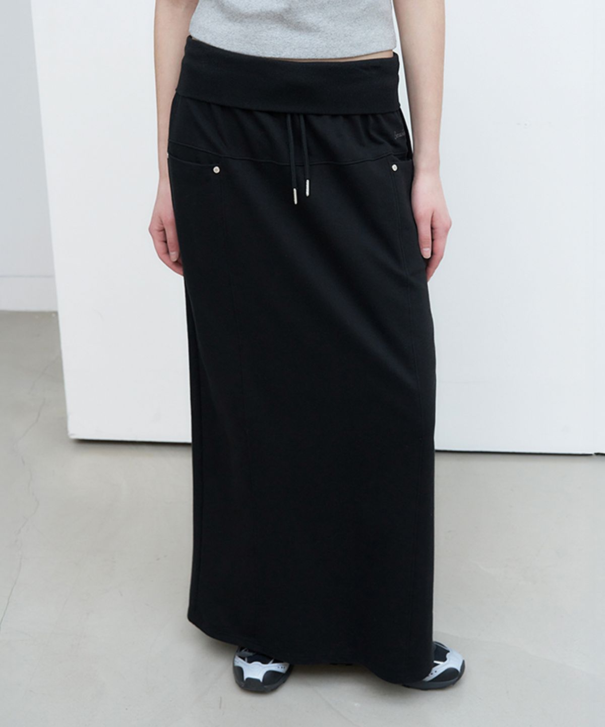 썸웨어버터(SOMEWHEREBUTTER) Fold Sweat Long Skirt - Black