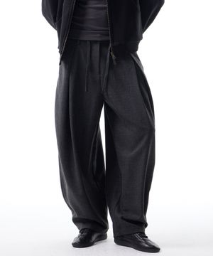 로드스터 커브 인버티드 플리츠 팬츠 차콜