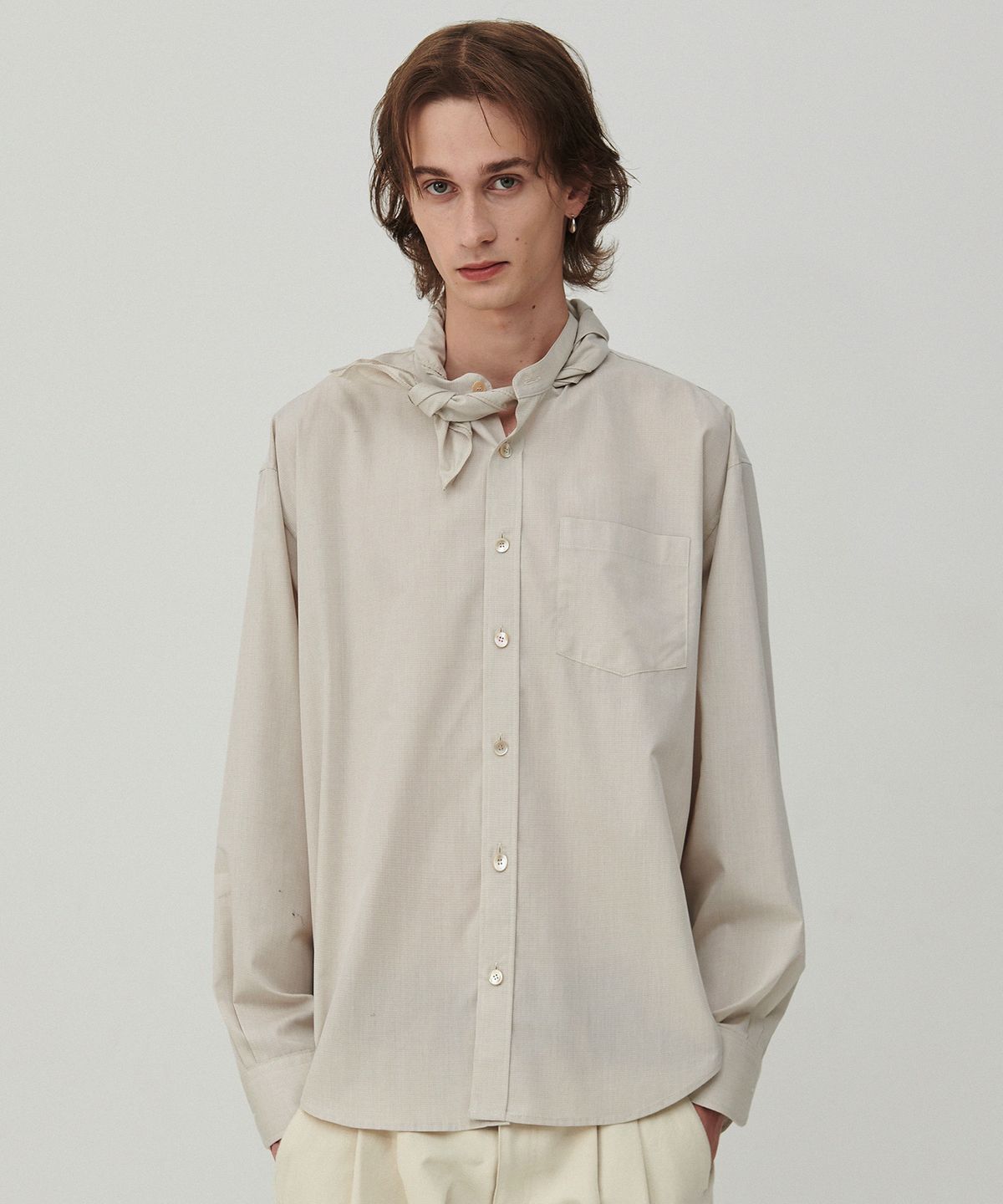 비욘드클로젯(BEYOND CLOSET) [COLLECTION LINE] 스카프 디테일 라운드 셔츠 아이보리