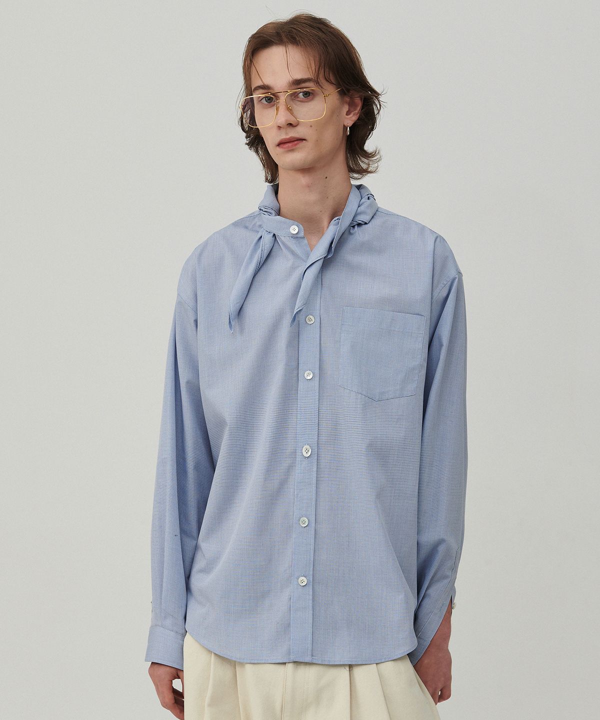 비욘드클로젯(BEYOND CLOSET) [COLLECTION LINE] 스카프 디테일 라운드 셔츠 블루